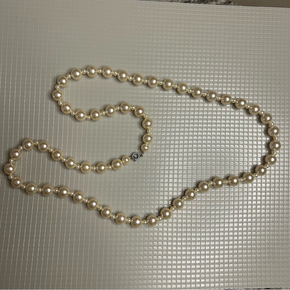 Elegant Cream Pearl Necklace - Picture 2 of 2
